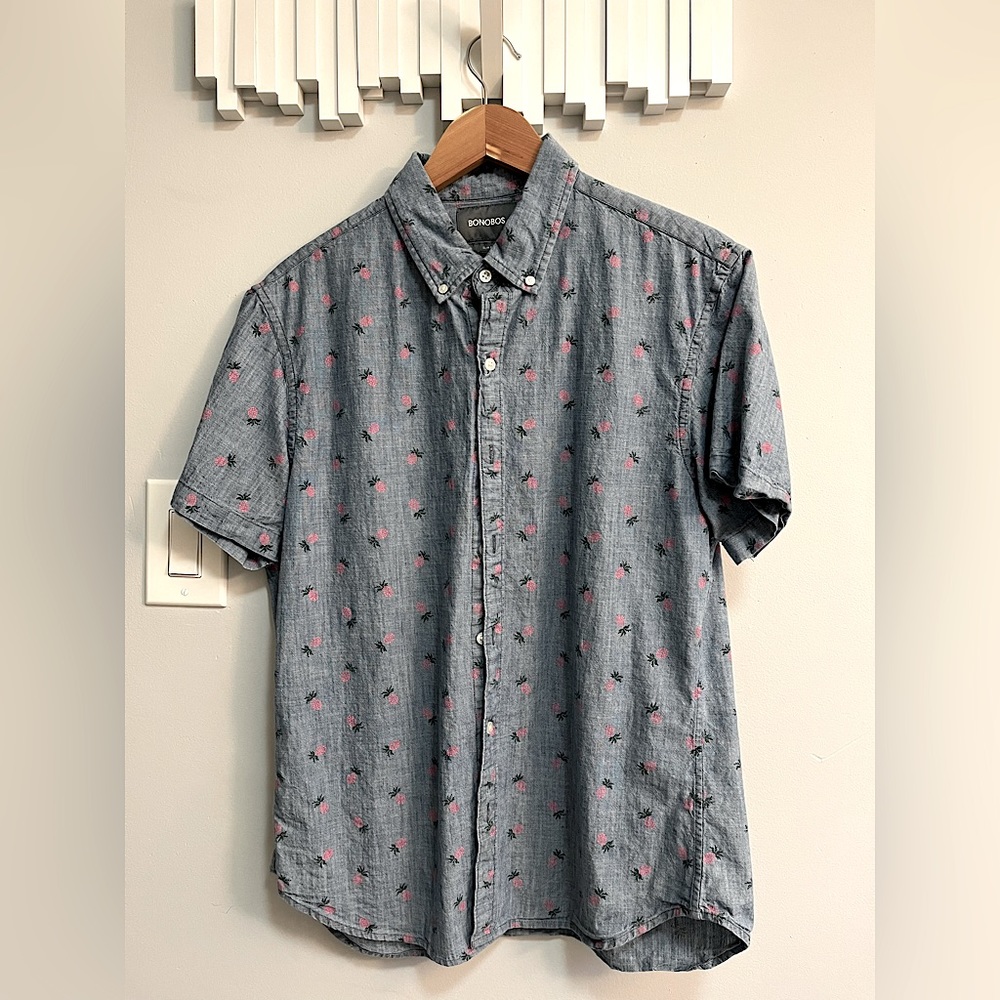Bonobos Men’s Large Slim fit button up short sleeve t-shirt. Pineapple print.